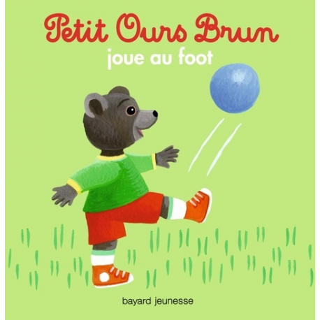 Petit Ours Brun joue au foot